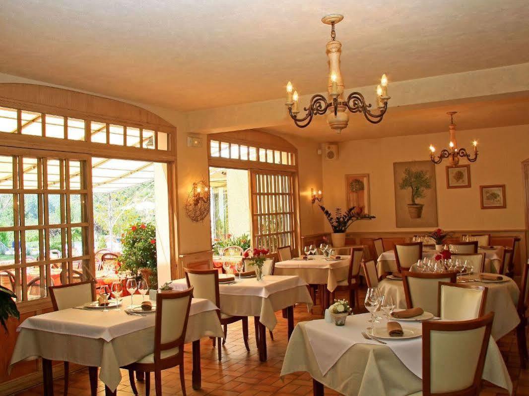 Logis Hotel Restaurant Le Chene Vert Rocher Екстериор снимка