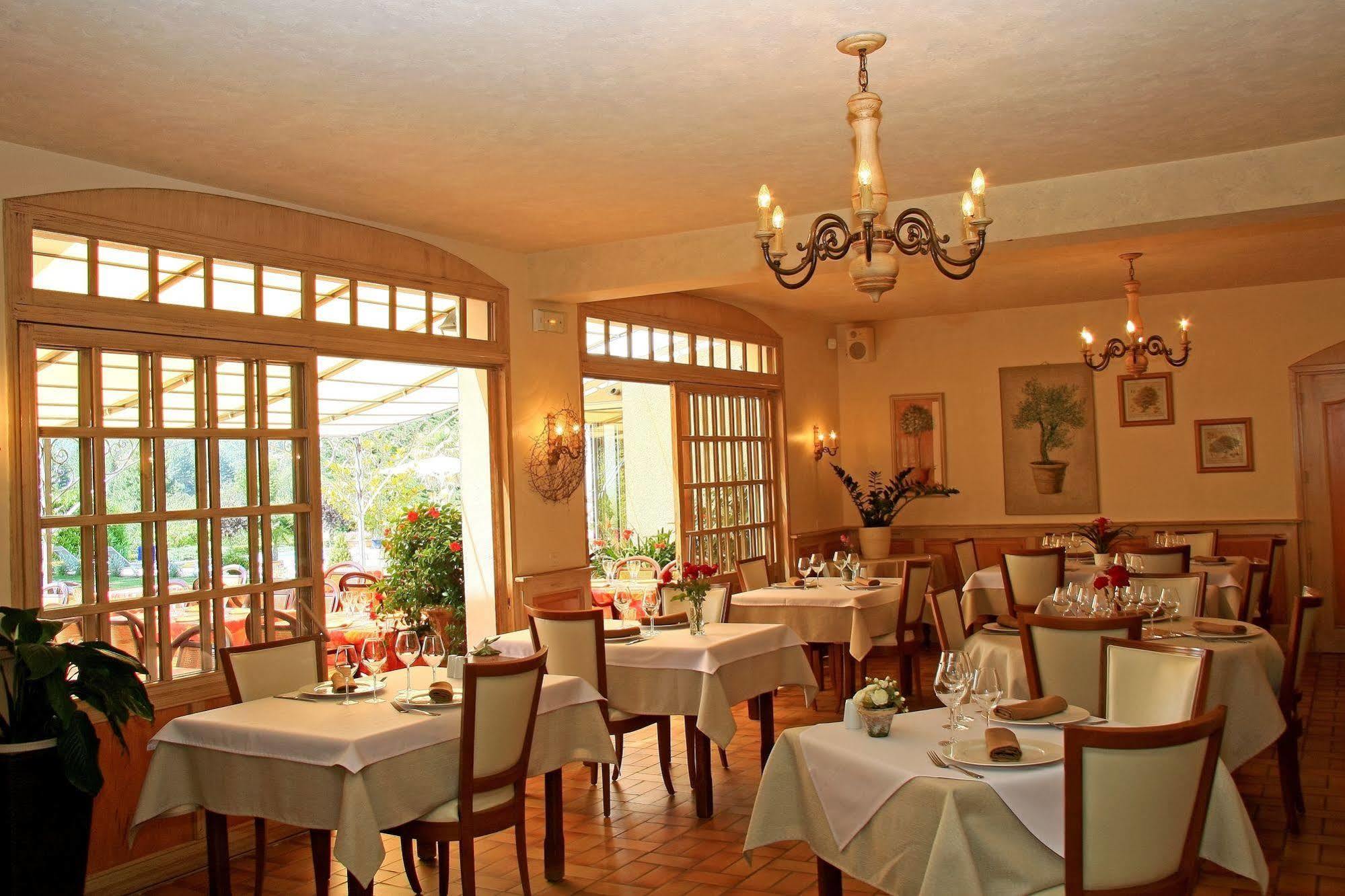 Logis Hotel Restaurant Le Chene Vert Rocher Екстериор снимка